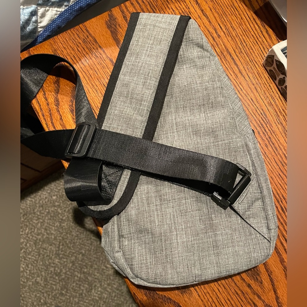 Multi-pocket crossbody - Picture 2 of 2